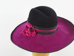 Two-toned wide brimmed velour in a striking colour combination.